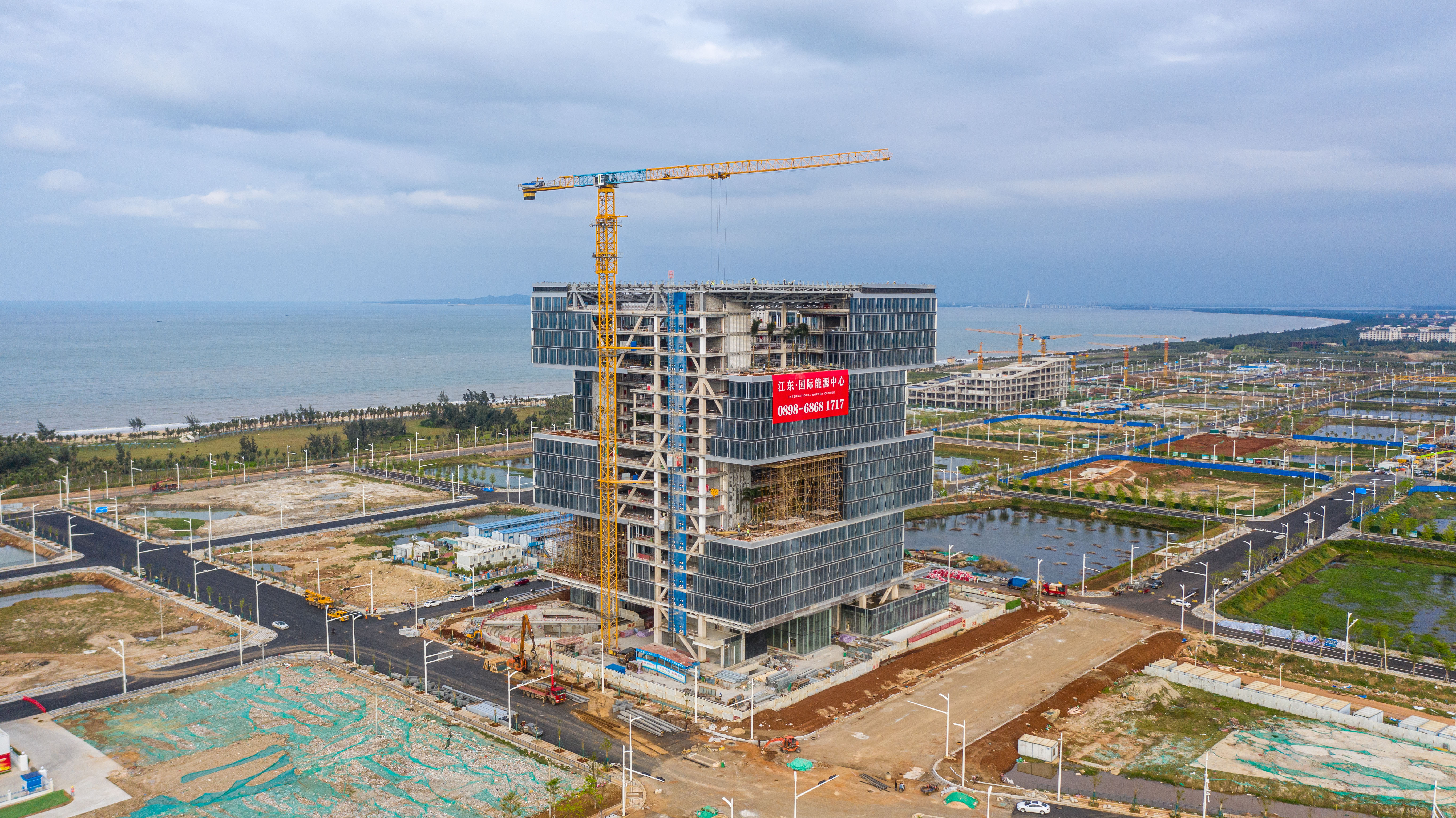 椰视频丨瞰海南：海口江东国际能源中心大厦预计年底竣工