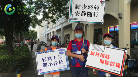椰视频 | 三亚市第二中学考点外志愿者举牌助力：旗开得胜 前程似锦