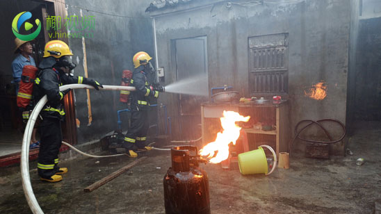 椰视频 | 澄迈一村民家中厨房煤气罐着火 消防人员奔赴救援