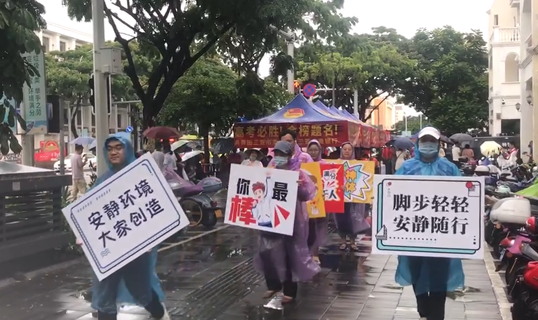 椰视频 | 实拍三亚志愿者手持卡牌为考生加油助威（海南志愿者卡）