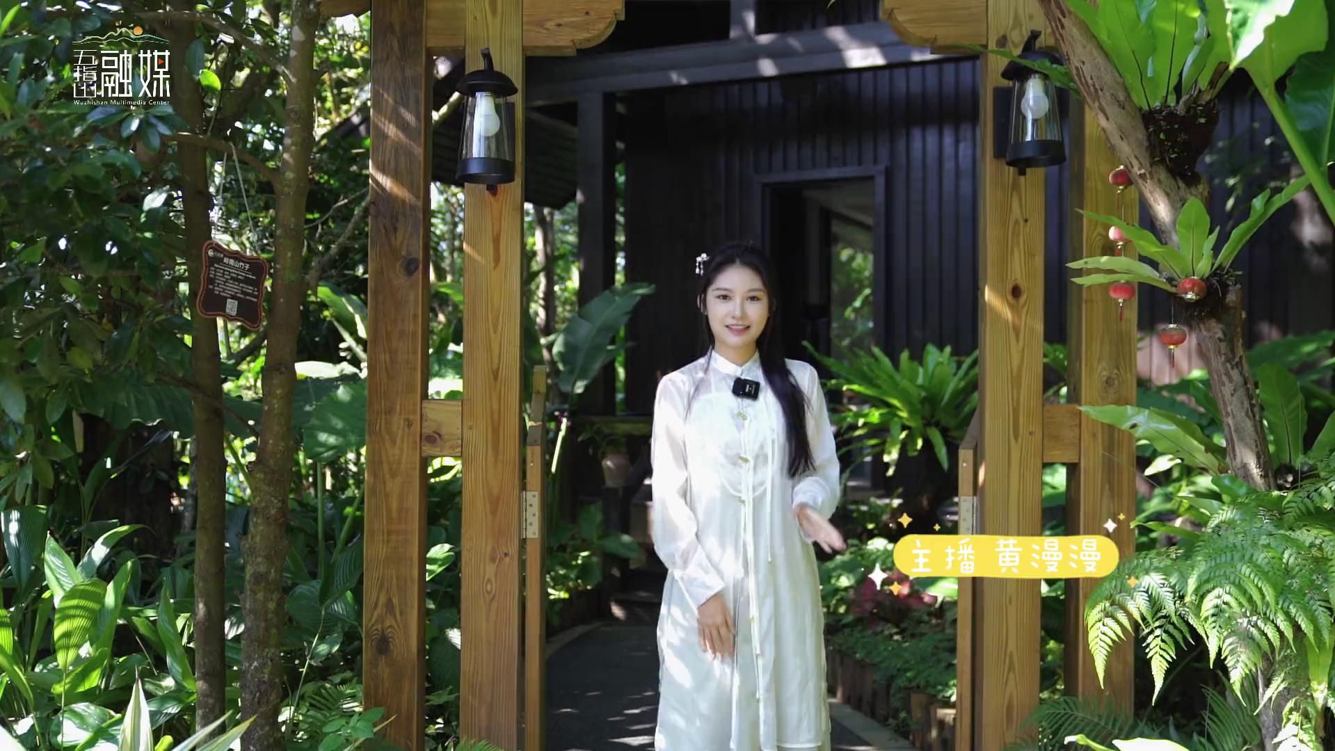 五指山方诺寨：湖水清浅映山绵