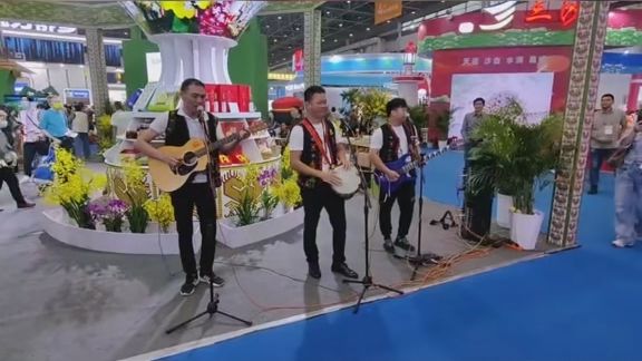 视频 | 亮了！冬交会白沙馆的黎家阿哥“男团”弹唱黎族音乐（黎家歌曲）