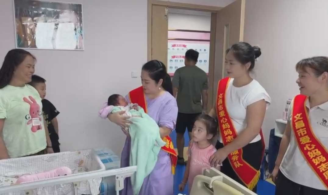 爱心人士看望文昌台风天出生的宝宝 送上中秋祝福