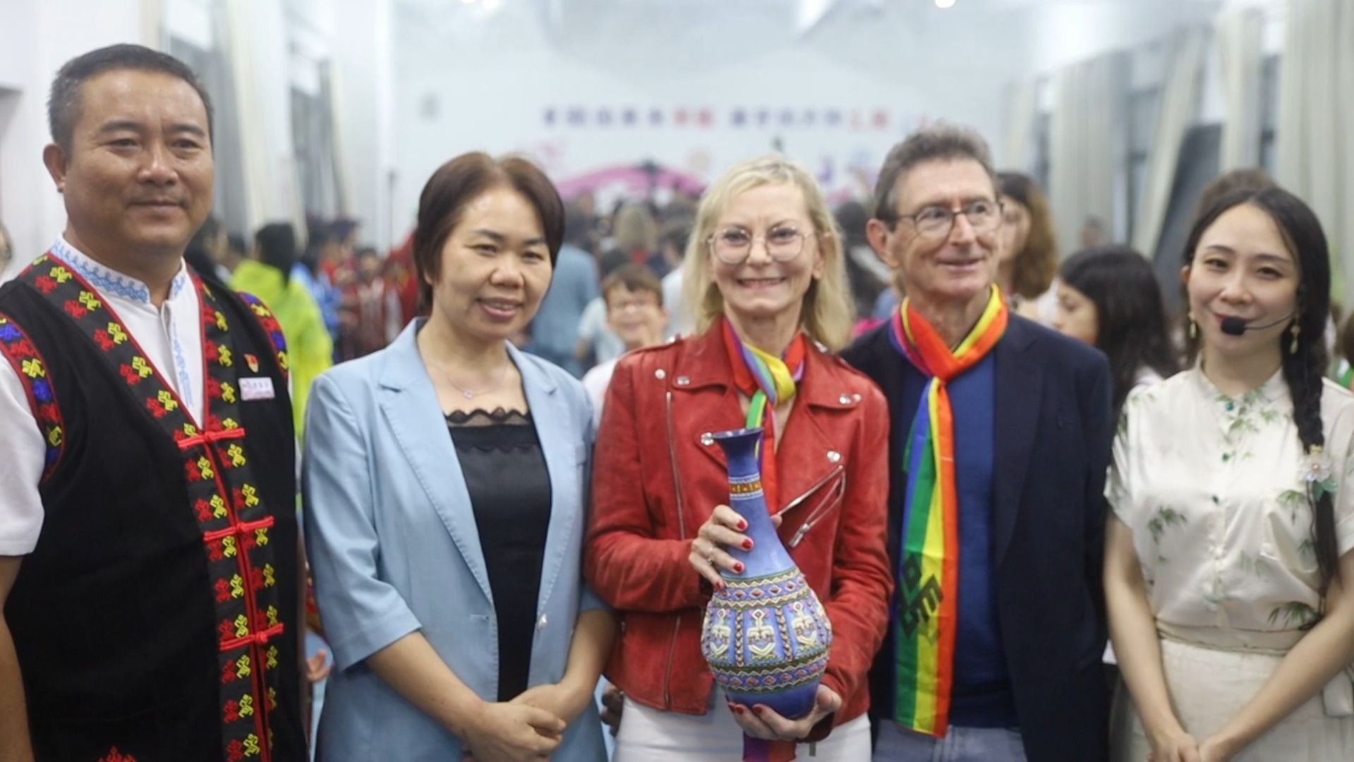 椰视频 | 友谊天长地久！中法两国小朋友在五指山下互赠礼物