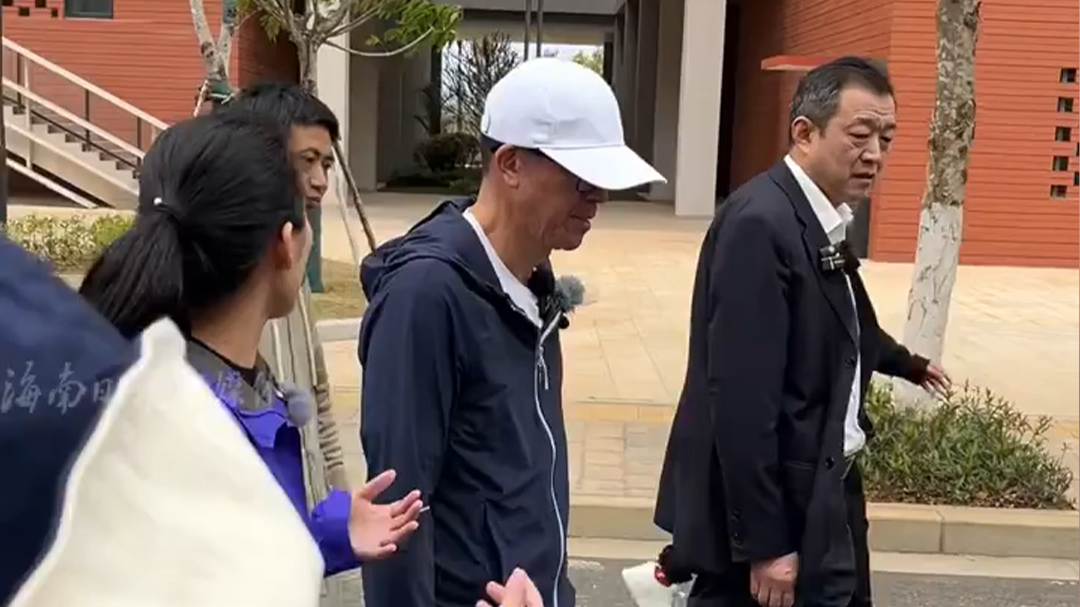 视频 | 俞敏洪参观海南陵水黎安国际教育创新试验区，感受“大共享+小学院”办学模式，体验园区开放氛围