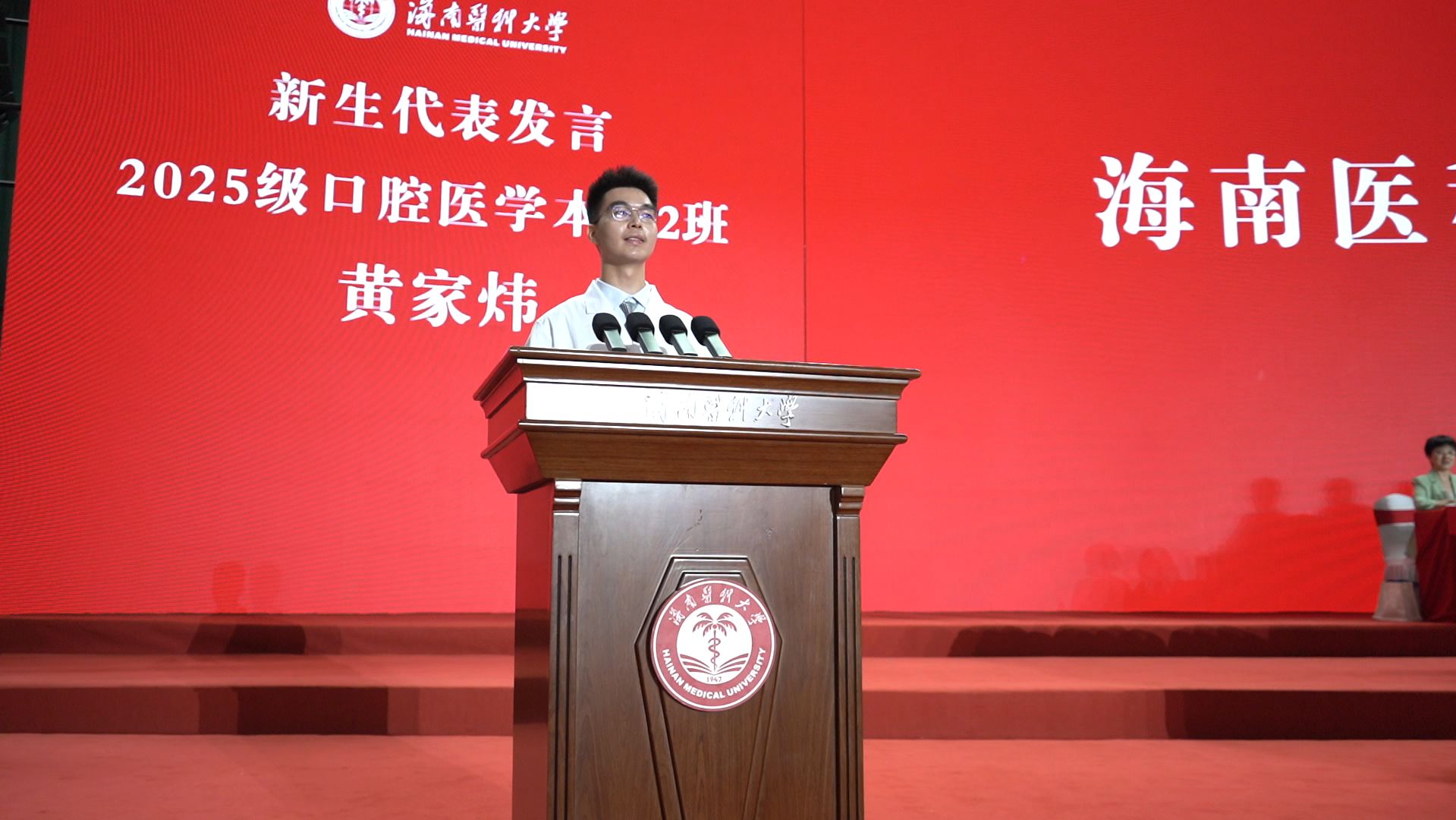 椰视频 | 20小时跨海奔赴！湖南新生黄家炜的医梦在海医大起航